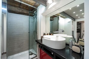 Dusche, Haartrockner, Bidet, Handtücher