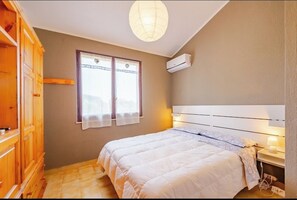 2 camere, una scrivania, ferro/asse da stiro, culla da viaggio