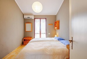 2 Schlafzimmer, Schreibtisch, Bügeleisen/Bügelbrett, Reisekinderbett