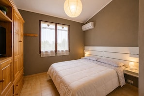 2 slaapkamers, een bureau, een strijkplank/strijkijzer, reisbedje