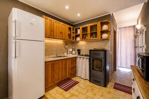 Wasserkocher mit Kaffee-/Teezubehör, Kühlschrank, Mikrowelle, Ofen