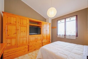 2 bedrooms, desk, iron/ironing board, travel cot