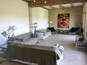 Smart-TV, Tischfußball, Tischtennisplatte, Bücher