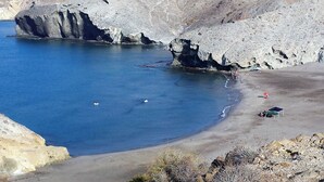 Cabo de Gata, platja de Monsul, amb una costa rocosa i aigües blaves cristal·lines.