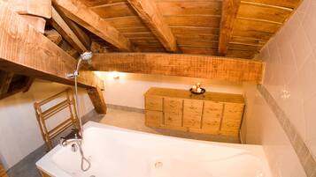 Combined shower/bathtub, hair dryer, towels