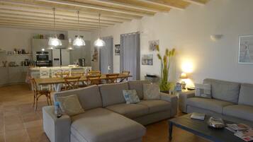 Een smart-tv, een open haard, een stereo en een kantoor