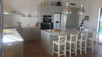 Een koelkast, een magnetron, een oven, een kookplaat