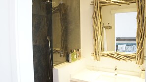 Shower, hair dryer, towels, soap - VILLA BINIMIGI - BEACH FRONT 4 SUITES WIFI SATELLITE (BiNISAFUA PLAYA SANT LLUIS MENORCA)
