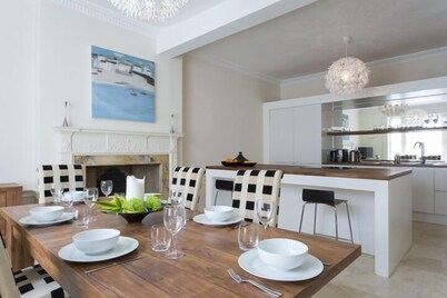 Luxury Townhouse Set At The Heart Of Edinburgh's Georgian New Town