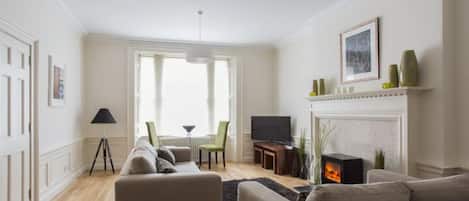 Smart TV, chimenea, videojuegos, reproductor de DVD