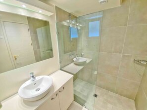 Douche, sèche-cheveux, serviettes fournies, savon
