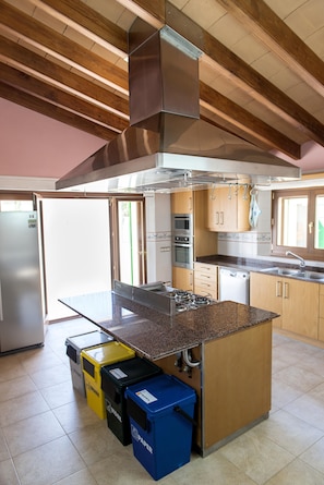 Fridge, microwave, oven, stovetop - VILLA ISLA-IDEAL FOR FAMILIES -FREE WIFI -BBQ-CHILDREN'S AREA- ECOLOGICAL HOUSE (PUIGPUNYENT)