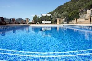 Outdoor pool - VILLA ISLA-IDEAL FOR FAMILIES -FREE WIFI -BBQ-CHILDREN'S AREA- ECOLOGICAL HOUSE (PUIGPUNYENT)