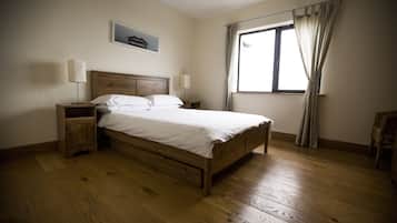 4 bedrooms, desk, iron/ironing board, travel crib