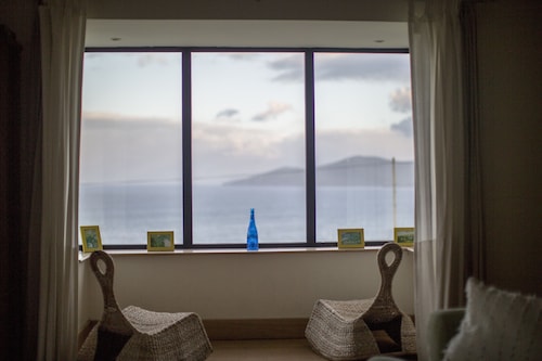 Luxury Seaside Cottage, Stunning Ocean Views, Waterville, Ring of Kerry