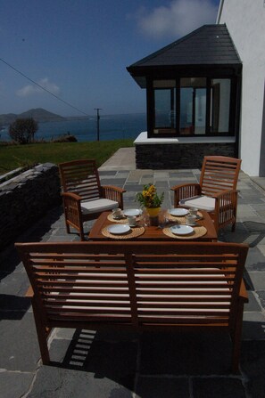 Outdoor dining - Luxury Seaside Cottage, Stunning Ocean Views, Waterville, Ring of Kerry (Kerry)