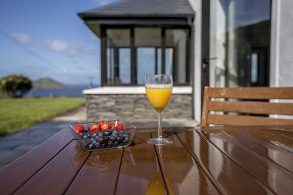 Outdoor dining - Luxury Seaside Cottage, Stunning Ocean Views, Waterville, Ring of Kerry (Kerry)