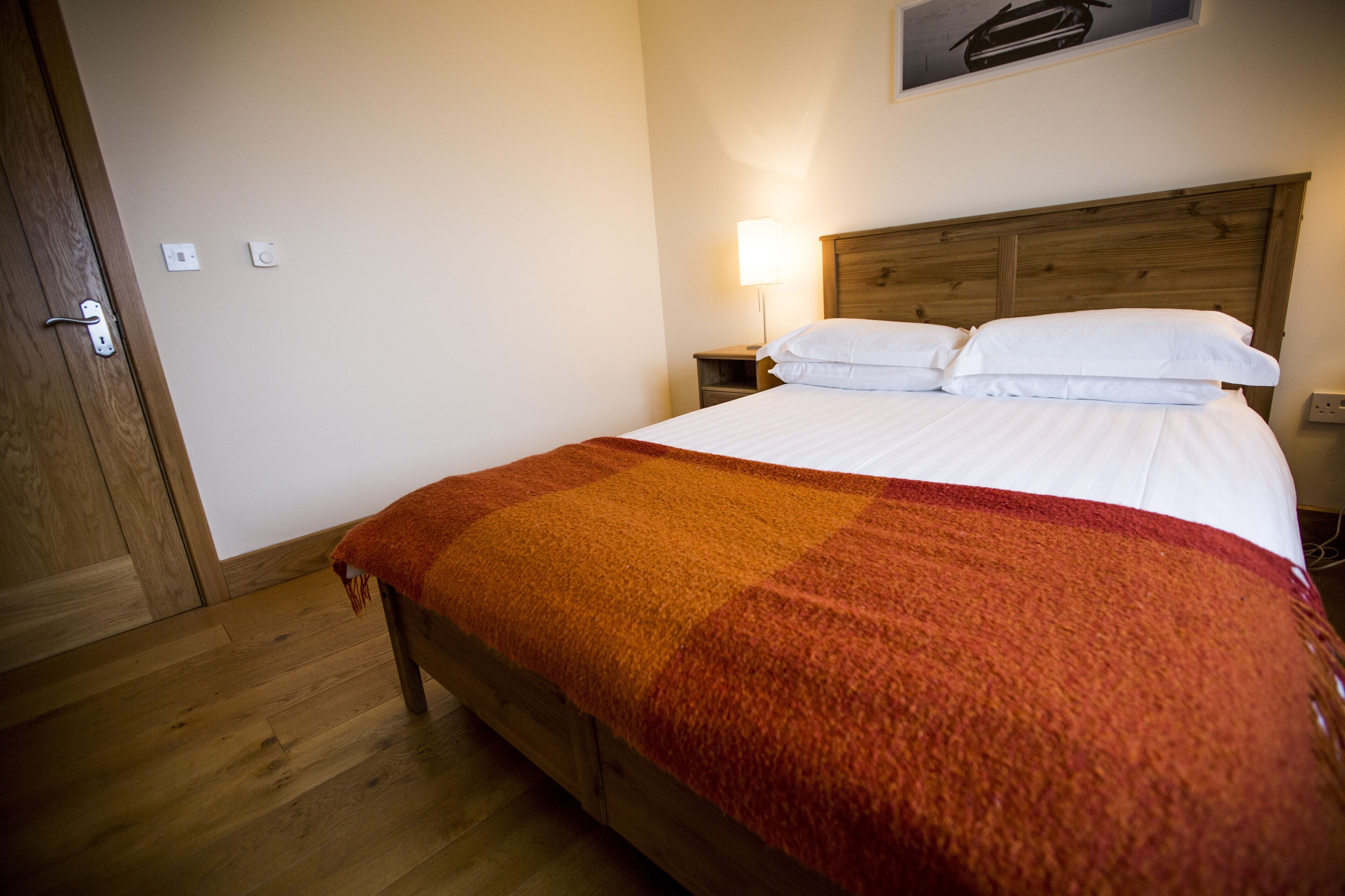 4 chambres, bureau, fer et planche à repasser, lit parapluie