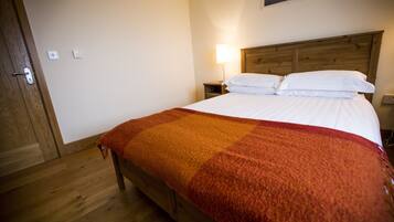 4 slaapkamers, een bureau, een strijkplank/strijkijzer, reisbedje