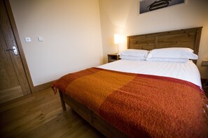 4 bedrooms, desk, iron/ironing board, travel cot - Luxury Seaside Cottage, Stunning Ocean Views, Waterville, Ring of Kerry (Kerry)