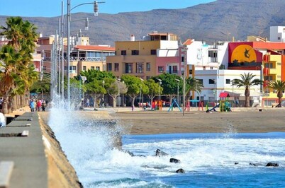 The apartment is located by the sea and has Wi-Fi and satellite TV.