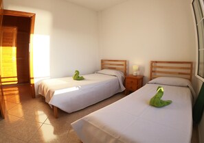 2 Schlafzimmer, Schreibtisch, Bügeleisen/Bügelbrett, kostenloses WLAN
