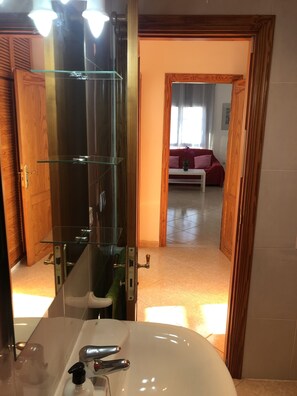 Duschwanne, Haartrockner, Bidet, Handtücher