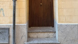 A wooden door with a sign reading 'LETTERS' above it, an arched entrance, and a small set of stone steps leading up to the door. - Historic center, 2 rooms, 2 toilets, sky terrace, lift, free high speed Wi Fi (PALERMO)