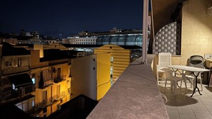 A rooftop terrace with a view of the cityscape at night, including buildings with illuminated windows and a modern structure with a glass facade. - Historic center, 2 rooms, 2 toilets, sky terrace, lift, free high speed Wi Fi (PALERMO)