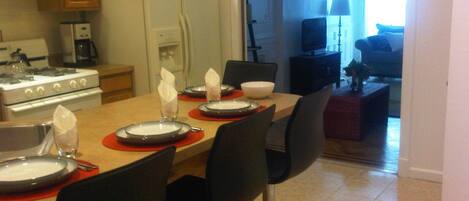 ثلاجة، ميكروويف، فرن، موقد طهي مسطح