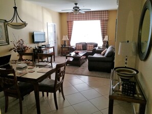 Smart-TV, Videospiele, DVD-Player, Tischfußball