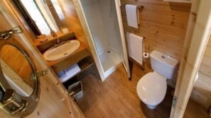 Dusche, HandtĂŒcher, Seife, Shampoo