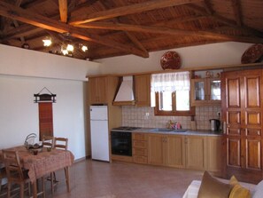 Fridge, oven, stovetop, coffee/tea maker