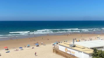 Playa en los alrededores y camastros