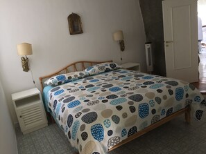 2 bedrooms, iron/ironing board, travel cot, free WiFi