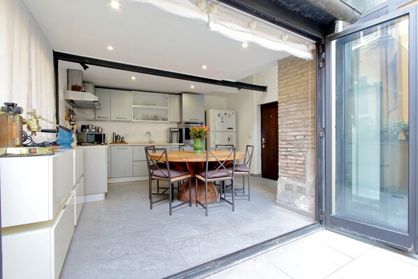 Fridge, microwave, oven, stovetop