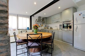 Fridge, microwave, oven, stovetop - Ripa Terrace apartemnt in Trastevere district (Roma)