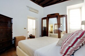 2 bedrooms, desk, iron/ironing board, free WiFi - Ripa Terrace apartemnt in Trastevere district (Roma)