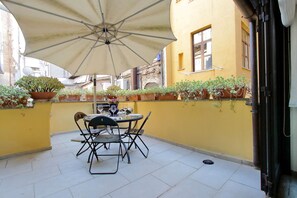 Outdoor dining - Ripa Terrace apartemnt in Trastevere district (Roma)