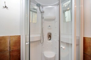 Combined shower/bathtub, jetted bath, hair dryer, bidet - Ripa Terrace apartemnt in Trastevere district (Roma)