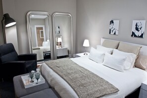 1 habitación, tabla de planchar con plancha y cuna de viaje 