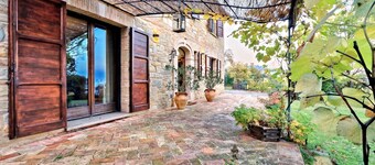 Elegante villa con piscina privada y jardín amurallado