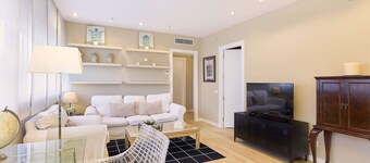 Property with parking, Ac,wifi, metro & at only 8 min.from city centre by metro.