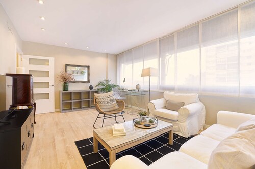 Property with parking, Ac,wifi, metro & at only 8 min.from city centre by metro.