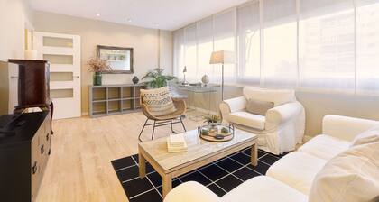 Property with parking, Ac,wifi, metro & at only 8 min.from city centre by metro.