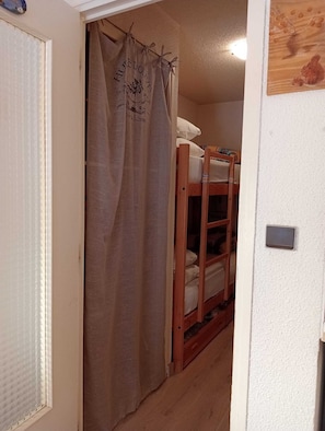 1 غرفة نوم ومكواة/لوح كي