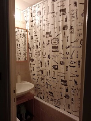 Ensemble douche/baignoire, sĂšche-cheveux, savon