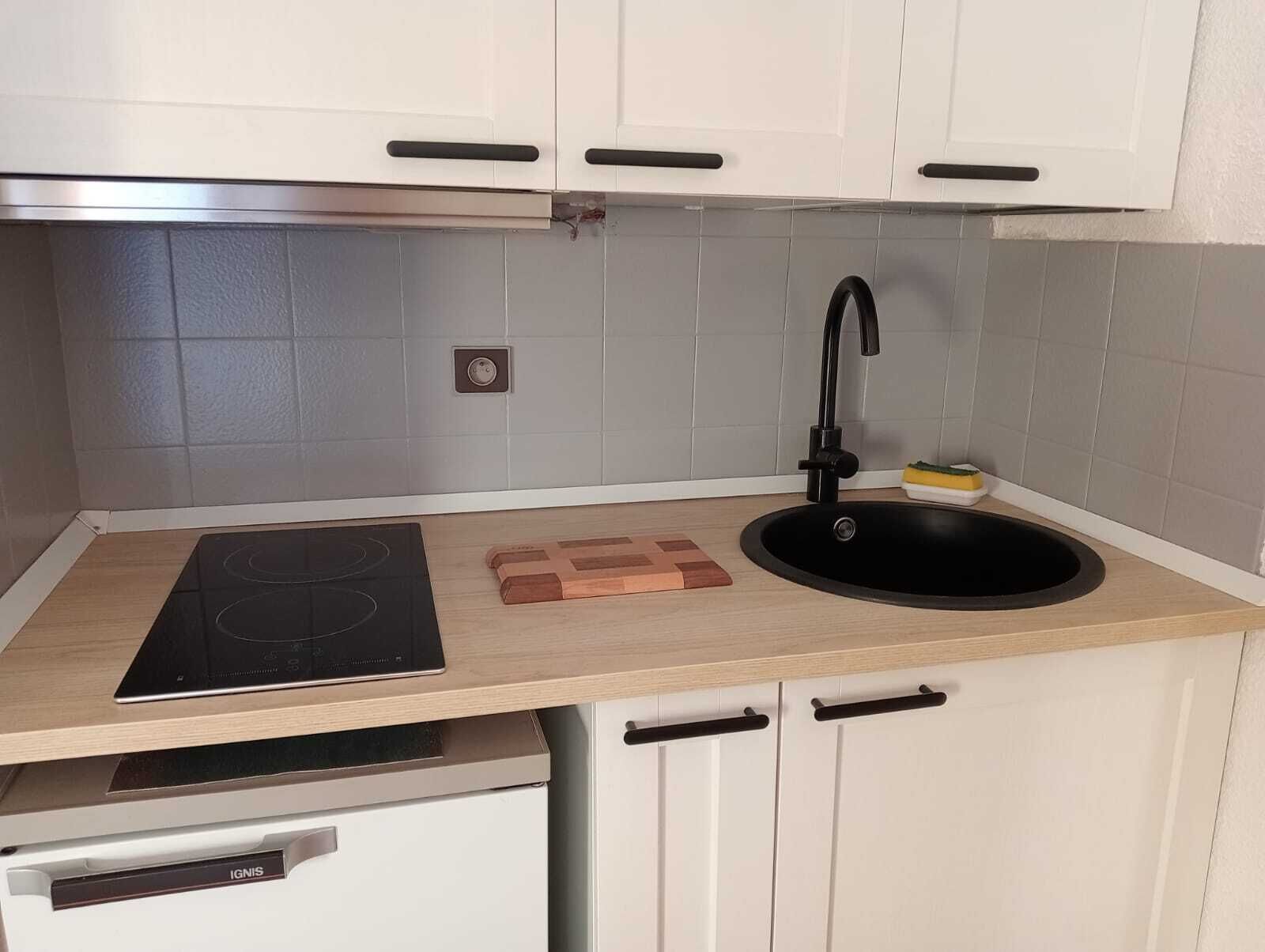 Réfrigérateur, micro-ondes, plaque de cuisson, cafetière/bouilloire