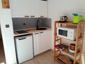 Jääkaappi, mikroaaltouuni, liesi, kahvin-/teenkeitin