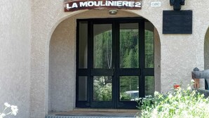 The entrance to La Mouliniere 2 with a sign above the door, a small outdoor area with plants, and a plaque on the wall. - Studio - Nevache (Névache)